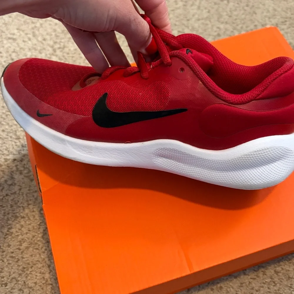 Nike Revolution 7 Sneaker in Red/Black, 4